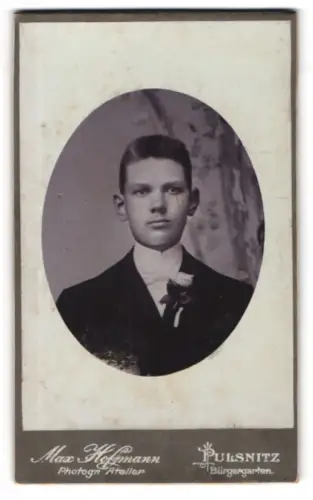 Fotografie Max Hoffmann, Pulsnitz, Bürgergarten, Porträt eines jungen Mannes