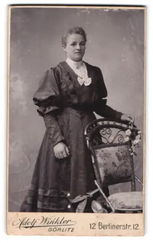 Fotografie Adolf Winkler, Görlitz, Berlinerstr. 12, Elegante Dame mit Stuhl