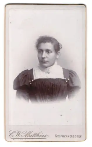 Fotografie E. W. Matthias, Seifhennersdorf, Portrait einer jungen Frau