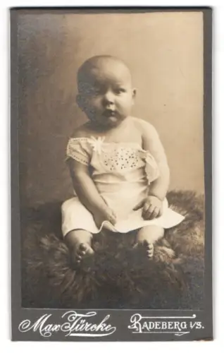 Fotografie Max Türck, Radeberg, Porträt eines sitzenden Kleinkinds