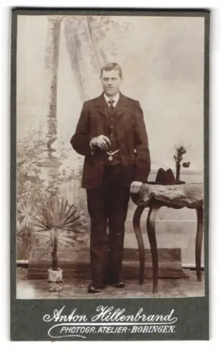 Fotografie Anton Hillenbrand, Bobingen, Eleganter Herr mit Hut