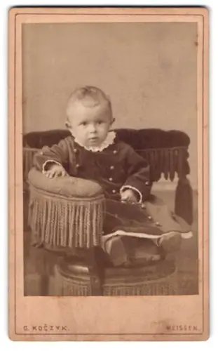 Fotografie G. Koczyk, Meissen, Rothe Stufen 28, Kleinkind auf gepolstertem Stuhl sitzend