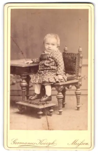 Fotografie Germanus Koczyk, Meissen, Rothe Stufen 28, Kleinkind auf Stuhl