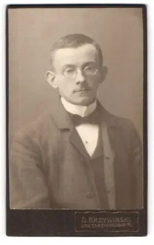 Fotografie A. Krzywinski, Grossröhrsdorf, Porträt eines eleganten Herrn