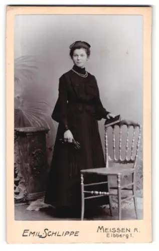 Fotografie Emil Schlippe, Meissen, Elbberg 1, Elegante Dame mit Stuhl