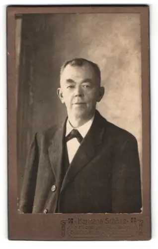 Fotografie Hermann Schöne, Oberlichtenau, Porträt eines älteren Herrn