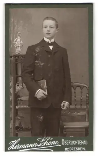 Fotografie Hermann Schöne, Oberlichtenau, Bz. Dresden, Porträt eines jungen Mannes mit Buch