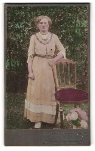 Fotografie Richard Fritzsching, Bischofswerda, Frau in beigem Kleid mit Stuhl