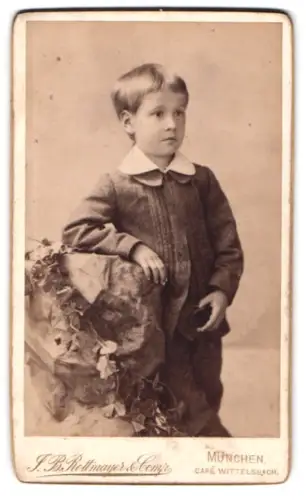 Fotografie J.B. Rottmayer & Comp., München, Café Wittelsbach, Porträt eines jungen Jungen