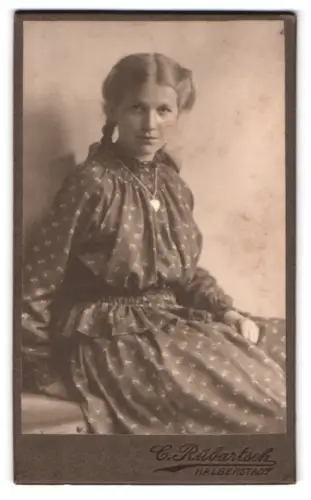 Fotografie C. Rübartsch, Halberstadt, Breiteweg 15, Porträt eines Mädchens