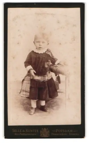 Fotografie Selle & Kuntze, Potsdam, Schwertfegerstr. 14, Kind in Kleid mit karierten Details