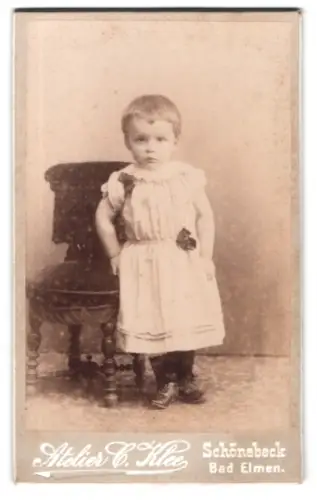 Fotografie Atelier C. Klee, Schönebeck, Breiteweg 71, Kleinkind mit Stuhl