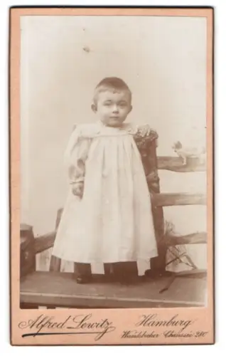 Fotografie Alfred Lewitz, Hamburg, Wandsbeker Chaussee 280, Kind im weissen Kleid