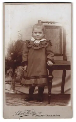 Fotografie Albert König, Vaethen-Tangerhütte, Kleines Kind in elegantem Kleid