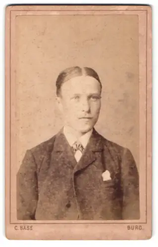 Fotografie C. Bäse, Burg, Schartauer-Str. 216, Portrait eines jungen Mannes