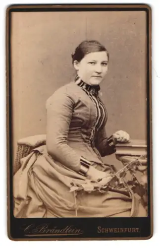Fotografie C. Brändlein, Schweinfurt, Sitzende Dame mit Blumen