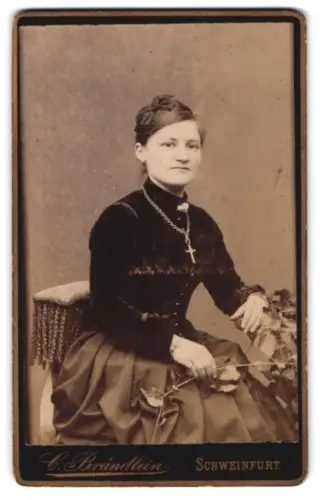 Fotografie C. Brändlein, Schweinfurt, Frau mit Kreuzkette