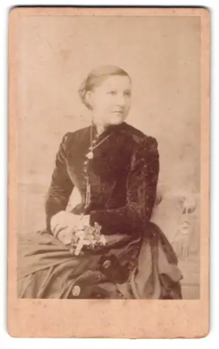 Fotografie Mathilde Diedrich, Burg b. M., Zerbster Str. 945, Frau mit Blumenstrauss