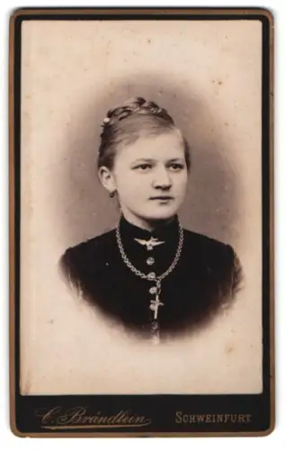 Fotografie C. Brändlein, Schweinfurt, Würdevolle junge Frau mit Kette