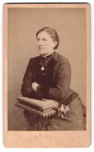 Fotografie Mathilde Diedrich, Burg b. M., Zerbster-Strasse 945, Porträt einer Frau