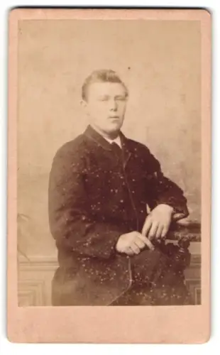 Fotografie Mathilde Diedrich, Burg b. M., Zerbster Str. 945, Porträt eines jungen Mannes