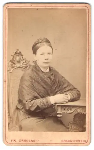 Fotografie Fr. Grasshoff, Braunschweig, Neue Strasse 28, Dame mit elegantem Kleid