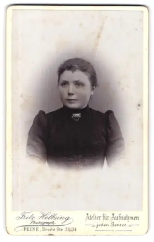 Fotografie Fritz Helbsing, Peine, Breite Str. 33/34, Porträt einer Frau mit hochgeschlossenem Kleid