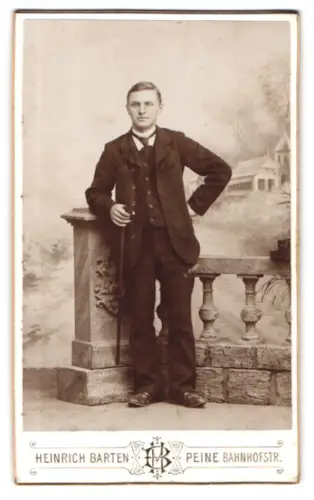 Fotografie Heinrich Barten, Peine, Bahnhofstr., Eleganter Herr an Balustrade