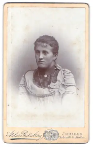 Fotografie Atelier Ratzeburg, Ratzeburg, Porträt einer Frau mit Blumendetail