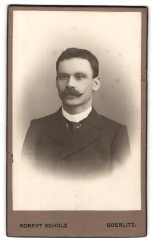 Fotografie Robert Scholz, Goerlitz, Porträt eines Herrn mit Schnurrbart