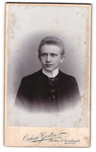 Fotografie Oskar Goetze, Berlin, Invalidenstr. 134, Porträt eines jungen Mannes