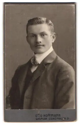 Fotografie Otto Hoffmann, Weimar, Schröterstrasse 31, Porträt eines eleganten Herrn