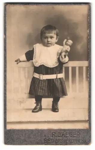 Fotografie R. Jaeger, Bischofswerda, Kind mit Puppe