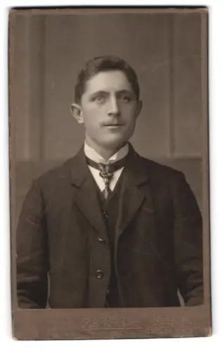 Fotografie Ad. Winkler, Görlitz, Berliner Strasse 12, Porträt eines Mannes