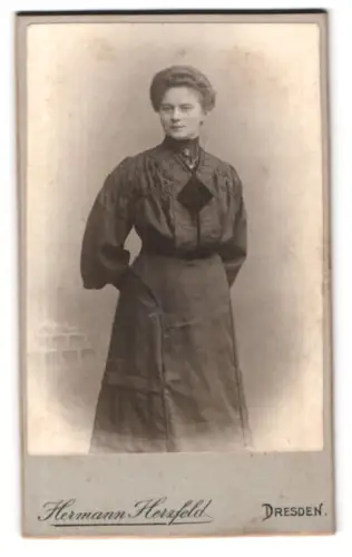 Fotografie Hermann Herzfeld, Dresden, Altmarkt, Elegant gekleidete Frau