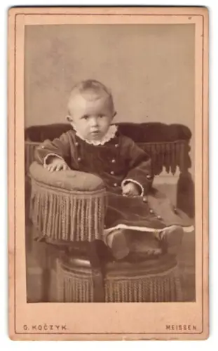 Fotografie G. Koczyk, Meissen, Rothe Stufen 28, Porträt eines kleinen Kindes auf einem Stuhl