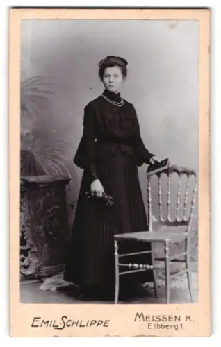 Fotografie Emil Schlippe, Meissen, Elbberg 1, Porträt einer Dame mit Stuhl