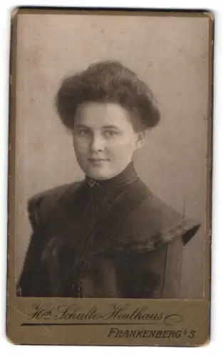 Fotografie Hch Schulte-Heuthaus, Frankenberg i. S., Hohe Strasse 12, Porträt einer jungen Frau