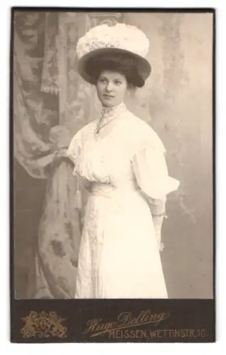 Fotografie Hugo Delling, Meissen, Wettinstr. 10, Porträt einer Dame in eleganter Kleidung