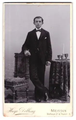 Fotografie Hugo Delling, Meissen, Wettinstr. 2, Eleganter junger Mann mit Tisch und Kerzen