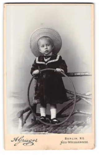 Fotografie A. Grieger, Berlin, Neu-Weissensee, Kleinkind mit Reifen und Strohhut