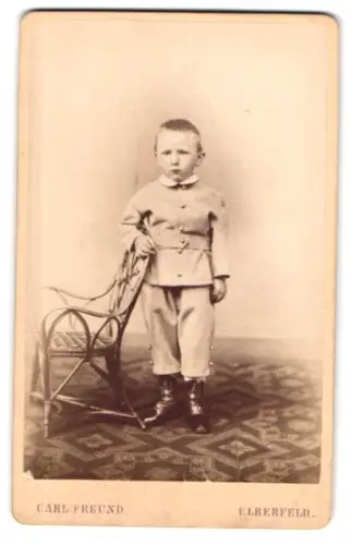 Fotografie Carl Freund, Elberfeld, Kipdorf 49, Kleiner Junge mit Stuhl