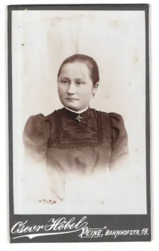 Fotografie Oscar Höbel, Peine, Bahnhofstr. 19, Porträt einer Frau in elegantem Kleid