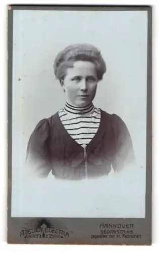 Fotografie Atelier Electra, Hannover, Georgstr. 43, Porträt einer Frau mit gestreiftem Kragen