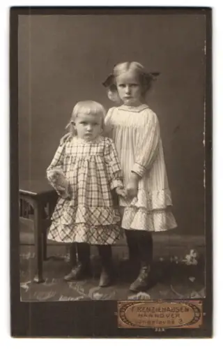 Fotografie F. Renziehausen, Hannover, Langestrasse 2, Zwei Kinder im weissen Kleid