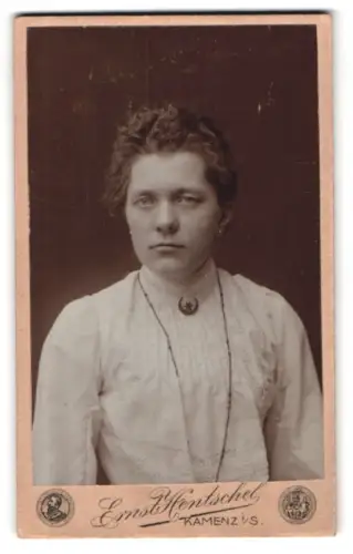 Fotografie Ernst Hentschel, Kamenz, Hoyerswerdaerstr. 30, Porträt einer Frau in eleganter Kleidung