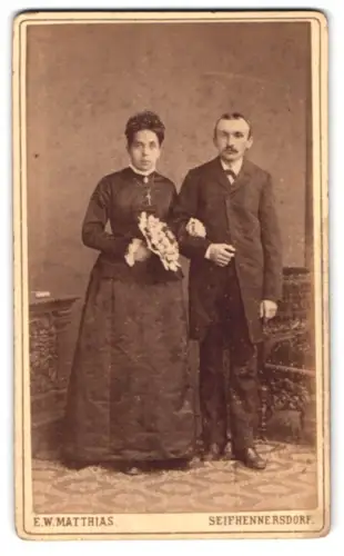 Fotografie E. W. Matthias, Seifhennersdorf, Paar mit Blumenstrauss im Atelier