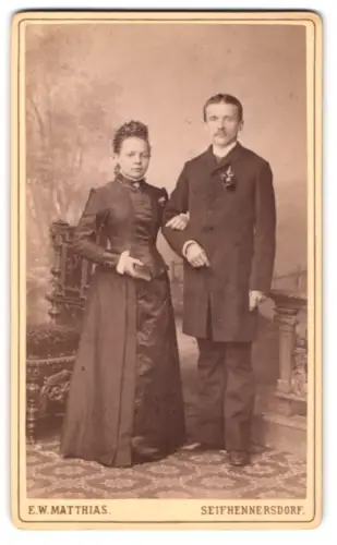 Fotografie E. W. Matthias, Seifhennersdorf, Elegantes Paar im Atelier