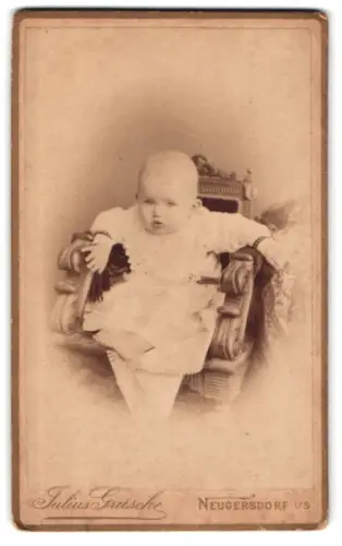 Fotografie Julius Gruschke, Neugersdorf, Kleinkind auf prunkvollem Stuhl