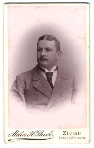 Fotografie Atelier H. Straube, Zittau, Lessingstrasse 14, Porträt eines Mannes in Anzug